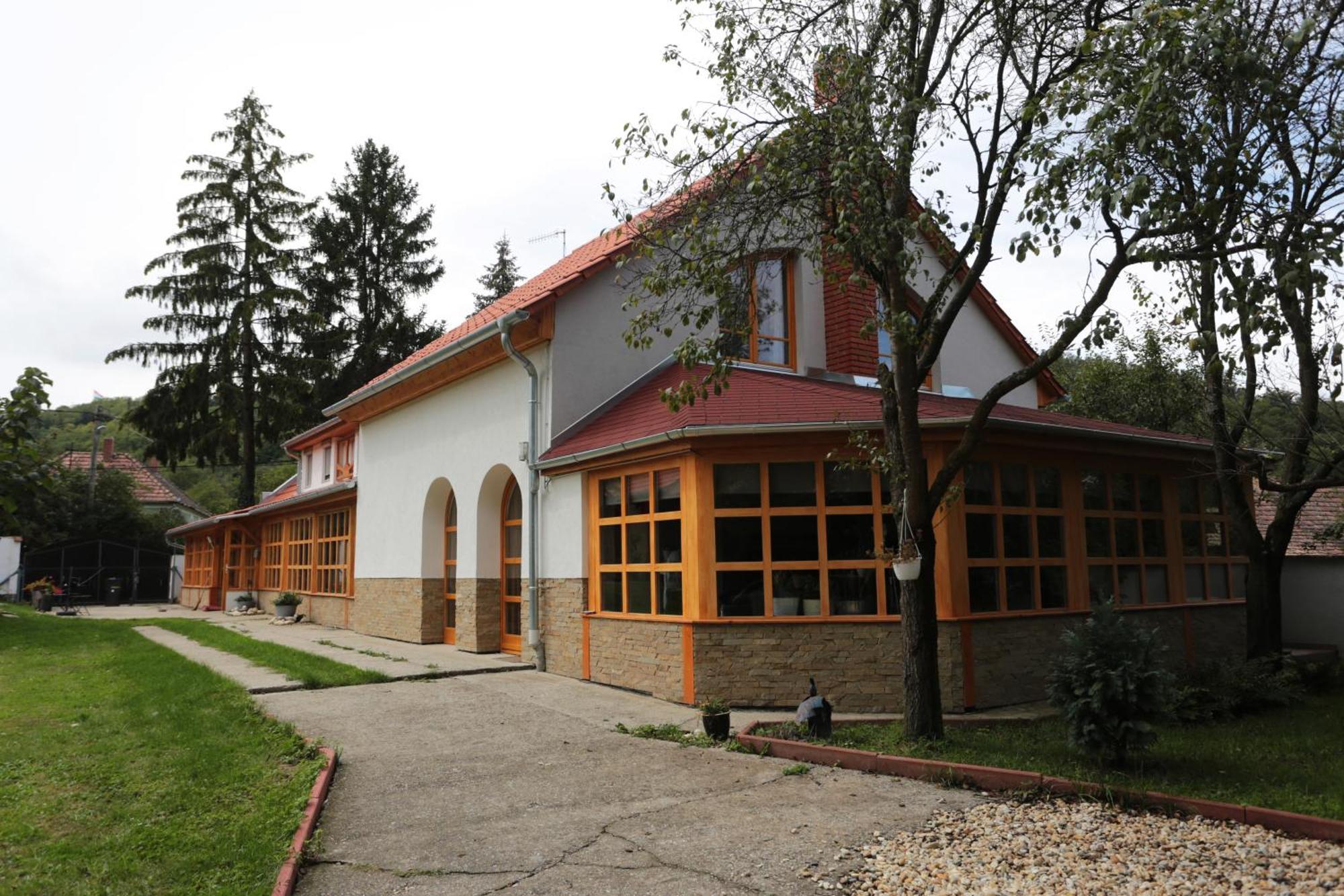 Fonfa Liget Hotell Sénye Exteriör bild